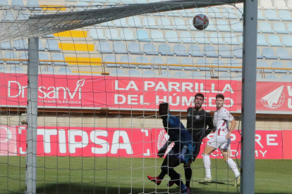 Este remate de Aarón Piñán, que supuso el gol del empate frente al DUX Internacional, supone el punto que otorga la permanencia a la cultural en la categoría. RAMIRO