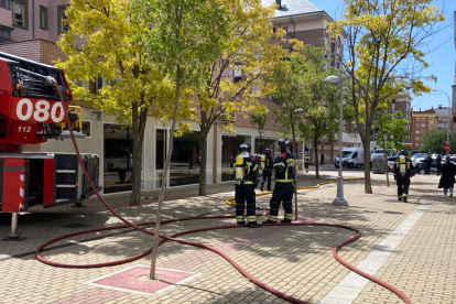 Los bomberos de León sofocan un incendio en La Palomera. BOMBEROS DE LEÓN