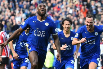 El central del Leicester Wes Morgan corre eufórico tras marcar el gol del triunfo contra el Southampton.