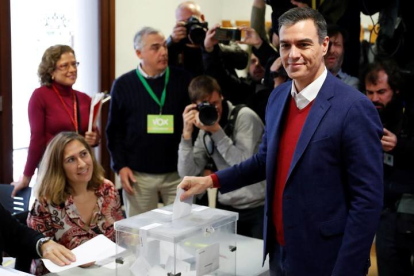 El candidato del PSOE y presidente del Gobierno en funciones, Pedro Sánchez, ejerce su derecho al voto en Pozuelo de Alarcón. ZIPI