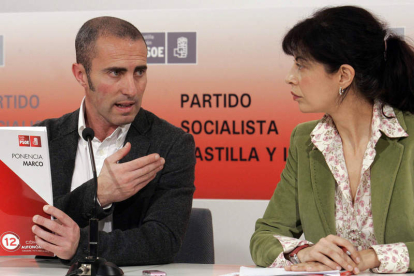 Julio López y Ana Redondo, el día que presentaron la ponencia marco para el congreso autonómico.