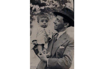 Juan García Herrero sostiene en brazos a su hijo José Luis García Herrero, en torno a 1931-1932.