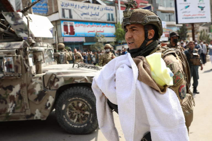 Un soldado evacúa a un recién nacido de la maternidad tras el ataque. HEDAYATULLAH AMID