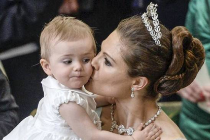 La princesa Victoria de Suecia, besa a su hija Estelle, durante la ceremonia real. JESSICA GOW | EFE