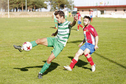 Partido de fútbol entre La Virgen y Atlético Tordesillas. F. Otero Perandones.