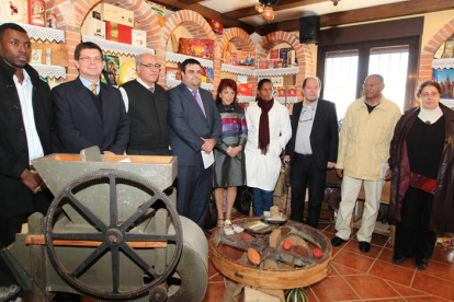 Peñín posa junto a representantes del grupo Callebaut, del país africano; del Ayuntamiento de Astorga; y de Cruz Roja.