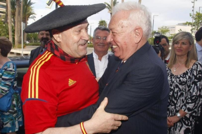 'Manolo el del bombo' se abraza al ministro Margallo, el pasado lunes en Alicante.