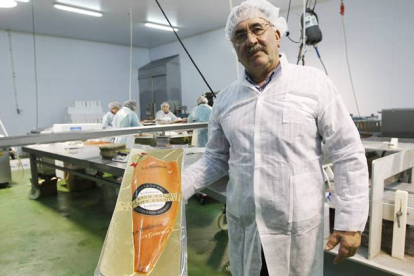 El propietario de La Balinesa, Jesús Llamas, muestra uno de sus productos en las instalaciones de la fábrica.
