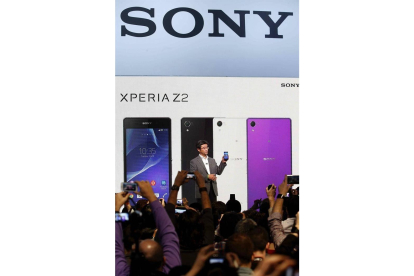 El consejero delegado de Sony Mobile, Kunimasa Suzuki, muestra la nueva versión de su teléfono insignia, el Xperia Z2.