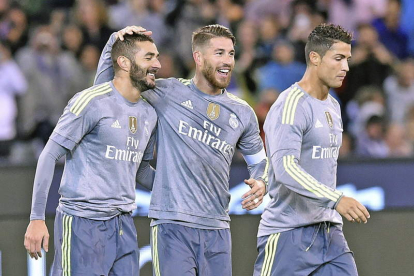 Ramos felicita a Karim Benzema, autor de un gran gol tras golpear el balón de volea en el corazón del área