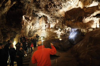 Continuando hacia el interior de la cavidad, surgen espectaculares galerías, espacios amplios para disfrute del público con las explicaciones de los guías. El agua juega su particular partido. En los exteriores, la Cueva del Valporquero ofrece al visitante una instalaciones  en las que se cubren todas las necesidades.  JESÚS F. SALVADORES / RAMIRO