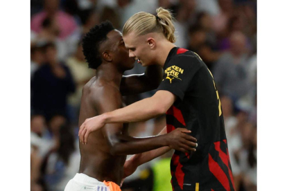 Vinicius y Haaland conversan tras el partido, que concluyó con empate tras los goles del brasileño y De Bruyne. JUANJO MARTIN