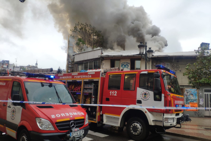 Intervención de los bomberos en el incendio del centro de Ponferrada. ANA F. BARREDO