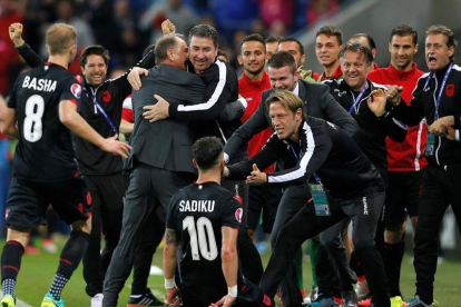 Los jugadores de Albania celebran el 1-0 durante el partido del grupo A en el Stade de Lyon.