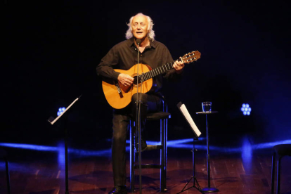 Amancio Prada, durante un concierto en el Auditorio de León. FERNANDO OTERO