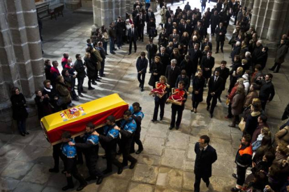 El féretro con los restos mortales del primer presidente de Gobierno de la democracia, Adolfo Suárez, a su llegada a la catedral de Ávila a hombros de agentes de la Policía Local, este martes.