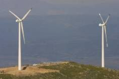 Dos aerogeneradores, en montes del Bierzo Alto