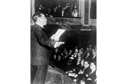 Fotografía de archivo de 1933 de García Lorca cuando recitaba uno de sus poemas al público. EFE