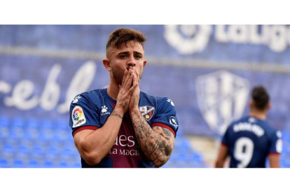 El defensa de la SD Huesca Pablo Maffeo se lamenta tras consumarse el descenso de su equipo. BLASCO