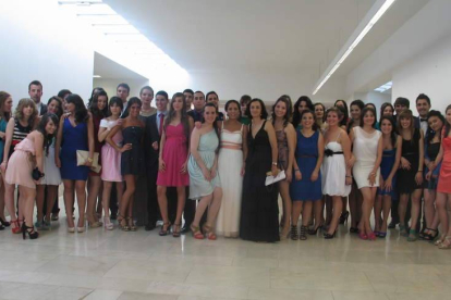 Foto de familia de los 41 nuevos diplomados de enfermería que ayer celebraron su graduación.