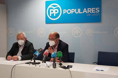 José Miguel Nieto y Francisco Castañón, ayer en la sede del PP en León. DL