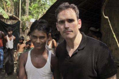 El actor Matt Dillon junto al joven superviviente rohingya Noor Alam, de 17 años, en el campamento de Rakhine, en Myanmar.