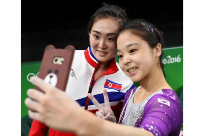 La norcearana Hong Un Jong, a la izquierda, y la sucoreana Lle Eun-Ju se hacen el 'selfie' el pasado día 5 antes de empezar a competir.