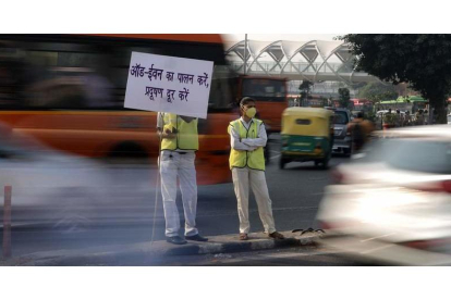 Activistas indios protestan contra la contaminación y piden medidas para reducir la población en el país. RAJAT GUPTA