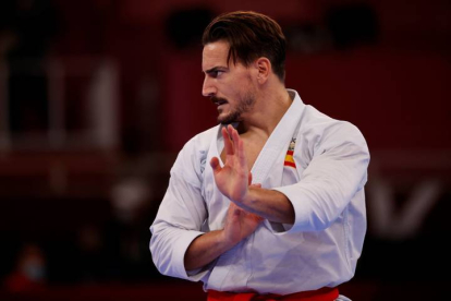 Damián Quintero de España se presenta durante las rondas clasificatorias de kata masculino de karate por los Juegos Olímpicos 2020, este viernes en el estadio Nippon Budokan en Tokio (Japón). EFE/Miguel Gutiérrez