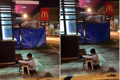 El pequeño de ocho años estudia todas las noches aprovechando la luz del restaurante de comida rápida porque su casa fué destruida por un incendio