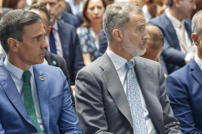 Pedro Sánchez junto al Rey, ayer en la inauguración del AVE a Burgos. SANTI OTERO
