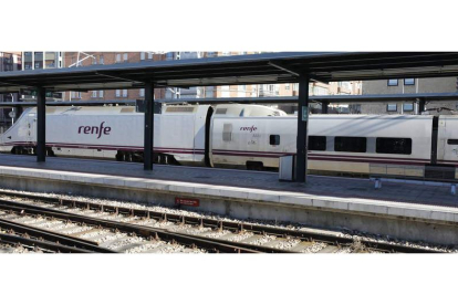 Tren Alvia estacionado en León, de los que cubren la línea entre Galicia y Barcelona. MARCIANO PÉREZ