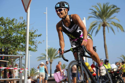Jael Fernández en pleno esfuerzo durante la prueba de 180 kilómetros en bicicleta en un Iroman en el que demostró todas sus condiciones atléticas. DL