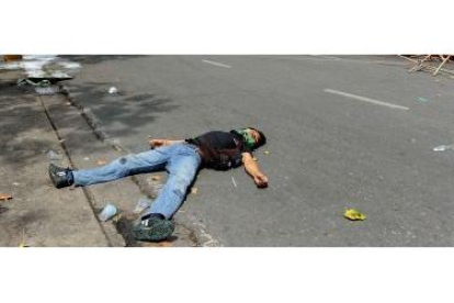 Un manifestante muerto durante el asalto de los 'camisas rojas'.