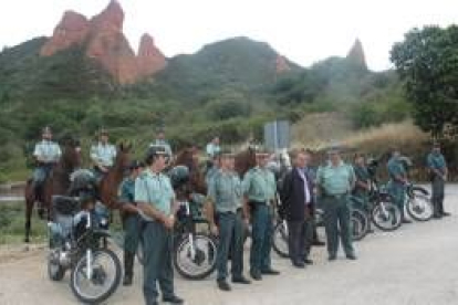 El subdelegado posa ante Las Médulas con la patrulla a caballo y los motoristas del Seprona