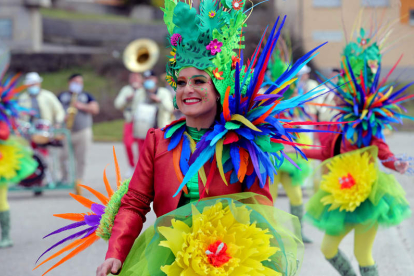Un detalle de la fiesta de Carnaval que vivió la localidad de Fabero ayer tarde. ANA F. BARREDO