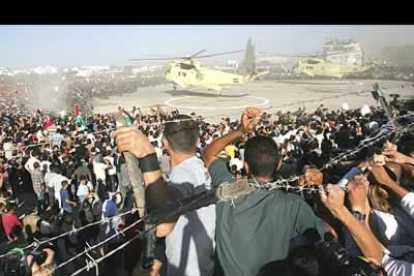 Los helicópteros llegan a la explanada de Ramala con las autoridades palestinas y el cuerpo de Arafat.