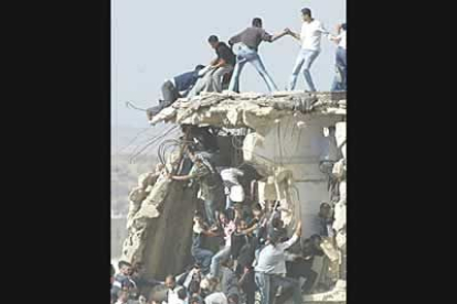Los palestinos escalaron por los muros de la Mukata y tumbaron las vallas de protección.