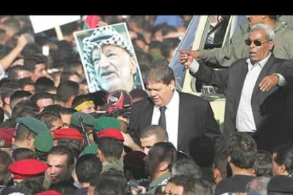 El nuevo presidente de la Autoridad Nacional Palestina, Rawhi Fattuh, trata de pedir calma a los exaltados seguidores de Arafat.