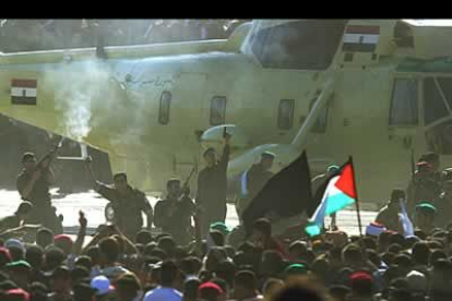 La guardia personal del «rais» y la policía palestina tratan de dispersar a la multitud con disparos al aire.