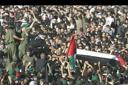 La imagen recoge el momento en el que el cuerpo de Arafat es subido a un coche para culminar la última parte del trayecto antes de entrar en la Mukata.