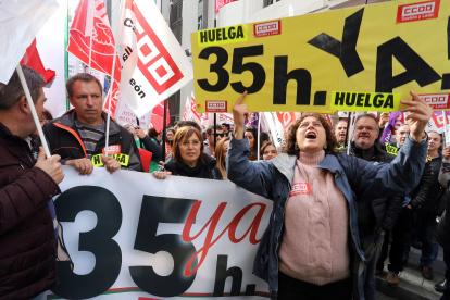 Unas 300 personas participan en una concentración frente a la Delegación de la Junta en Valladolid con motivo de la huelga general por la jornada de 35 horas. RUBÉN CACHO
