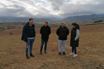 Borja García, Iván Alonso, Rubén García y Marta Castro, en los futuros viñedos de Otero. DL