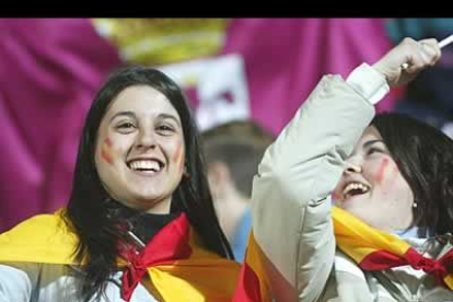 Las caras de alegría de la gente reflejaban el ambiente festivo que se vivió en los 90 minutos del partido.
