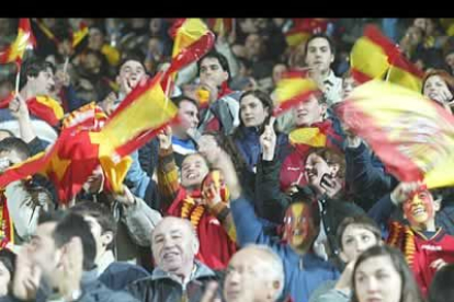 Las banderas de España ondearon en todo el partido.