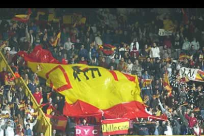 Se desplegó una gran bandera española por encima del público para animar a la selección.