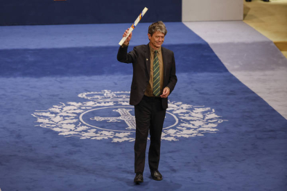 El escritor francés Emmanuel Carrère, ha recogido el premio Princesa de Asturias de Ciencias Sociales otorgado en esta edición a su madre, la historiadora y académica Hélène Carrère d Encausse, fallecida el pasado mes de agosto, durante la gala de la 43º edición de los Premios Princesa de Asturias que se celebra este viernes en el Teatro Campoamor, en Oviedo. CHEMA MOYA