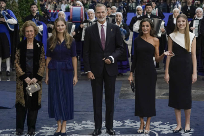 La Familia Real, incluida la reina emérita Doña Sofía (i) a su llegada a la 43º edición de los Premios Princesa de Asturias, este viernes en el  Teatro Campoamor de Oviedo. PACO PAREDES