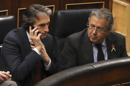 El ministro del Interior, José Antonio Zoizo (izquierda), junto al titular de Fomento, Íñigo de la Serna, en el Congreso