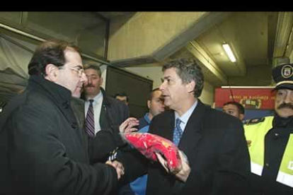 El presidente de la Junta, Juan Vicente Herrera, recibió de manos del presidente de la Real Federación Española de Fútbol, Angel María Villar, una camiseta de la selección.